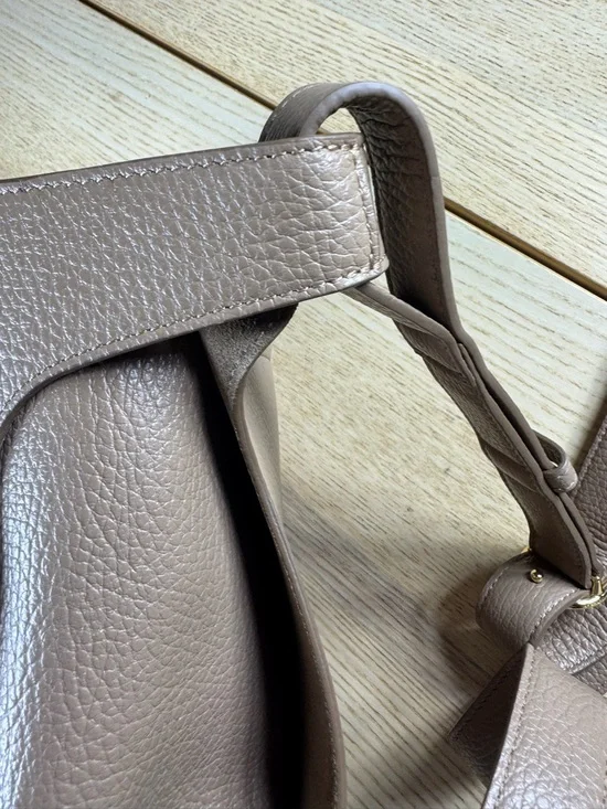 Cuyana Double Loop Bag Cappuccino. - Picture 7 of 12